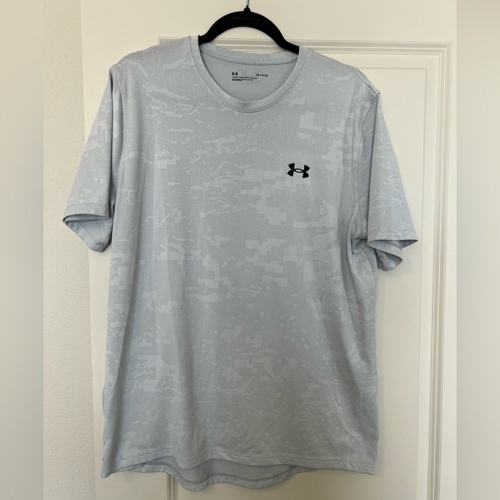 Men’s Under Armour Athletic Shirt, Size Large, White/Light Gray Color